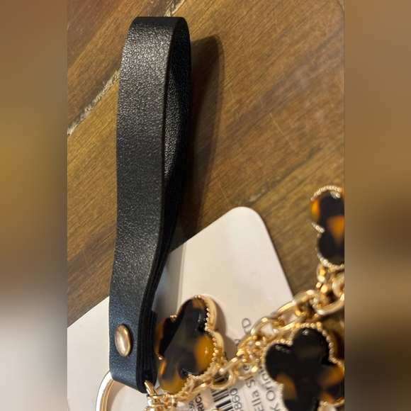 Quatrefoil Leopard Printed Keychain And Just Ximena Brushes - Picture 6 of 17